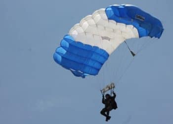 Paracaidista de la FAS resulta con lesiones al aterrizar de emergencia en Tepecoyo