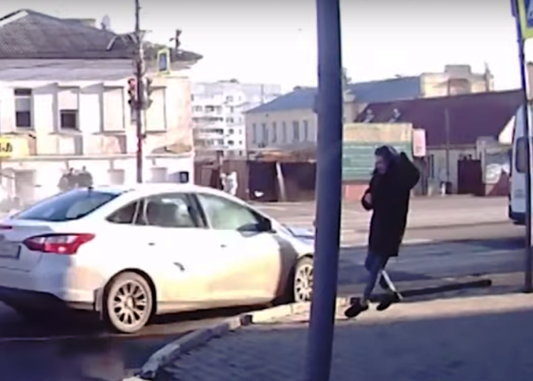 (VIDEO) Un peatón se salva de milagro de ser atropellado tras un choque de autos