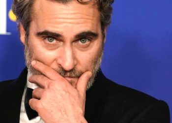 (VIDEO) Bromistas rusos engañan al «Joker» Joaquín Phoenix al fingir que eran Greta Thunberg y su padre