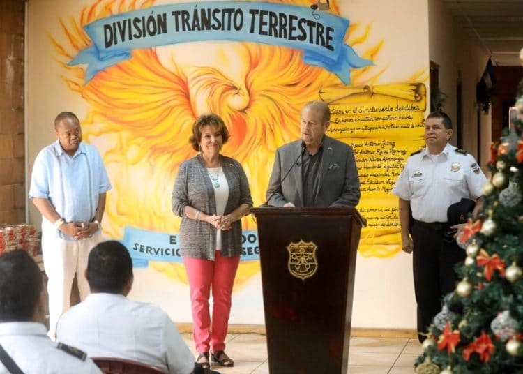 Douglas Johnson visitó delegación de Tránsito para felicitar a agentes por el trabajo hecho en vacaciones
