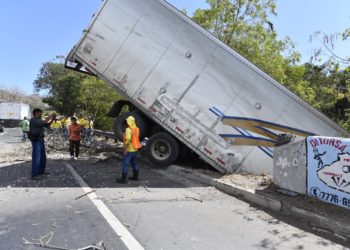 Conductor pierde control de traíler y cae a barranco