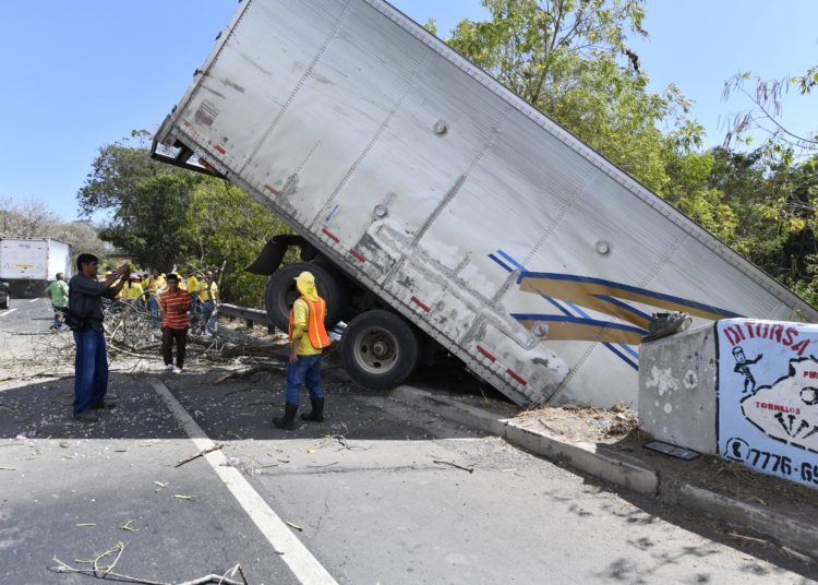 Conductor pierde control de traíler y cae a barranco