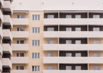 (VIDEO) En Rusia una mujer cae del noveno piso, se levanta y se va del lugar como si nada