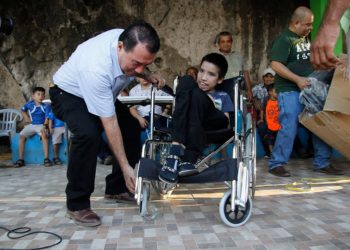 Parlamentario migueleño regala cuatro sillas de ruedas a personas de bajos recursos