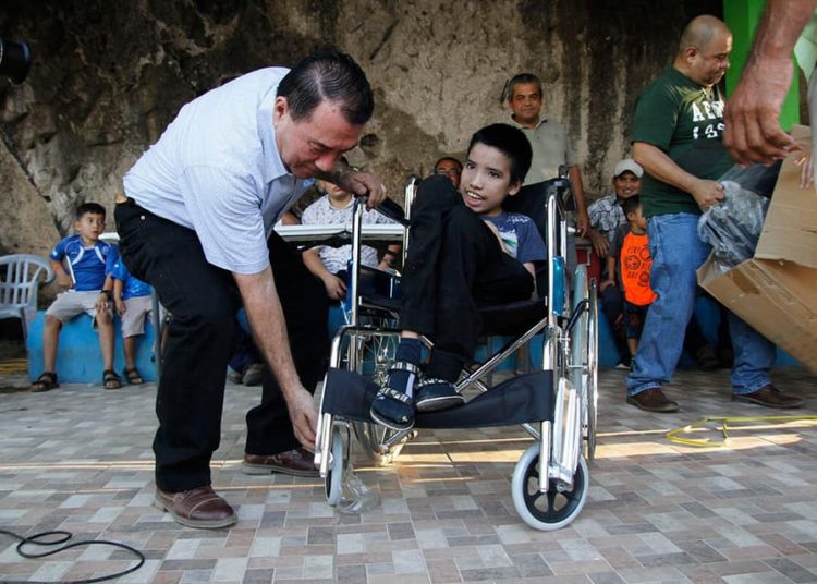 Parlamentario migueleño regala cuatro sillas de ruedas a personas de bajos recursos