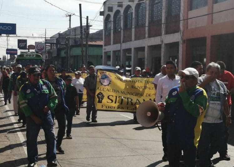 Empleados de alcaldía de Santa Tecla piden incremento salarial