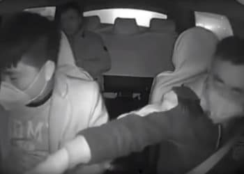 (VIDEO) Taxista chino saca de auto a un pasajero que comenzó a toser