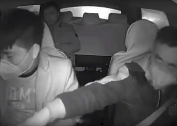 (VIDEO) Taxista chino saca de auto a un pasajero que comenzó a toser
