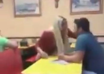 (VIDEO) Transexuales propina golpiza a hombre que los molestaba