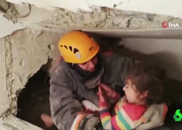 Rescatan a una niña de dos años que llevaba 28 horas bajo los escombros tras terremoto en Turquía