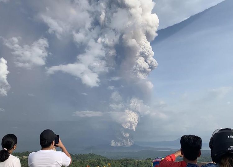El volcán Taal despierta en Filipinas