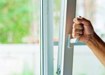 (VIDEO) Hombre cae del segundo piso al huir del esposo de su amante