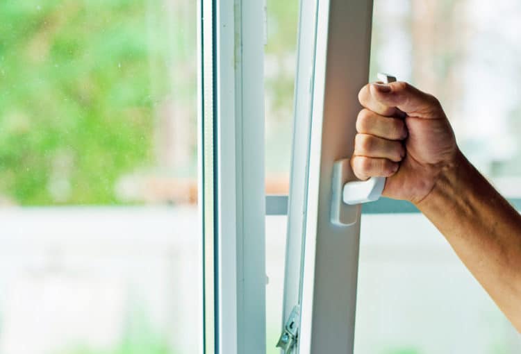 (VIDEO) Hombre cae del segundo piso al huir del esposo de su amante