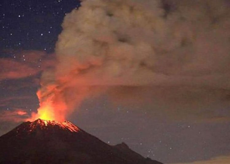 Captan en video el paso de un supuesto ovni sobre el volcán Popocatépetl