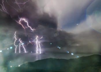 (VIDEO) Una ‘corona’ de truenos y relámpagos tras la erupción del volcán Taal