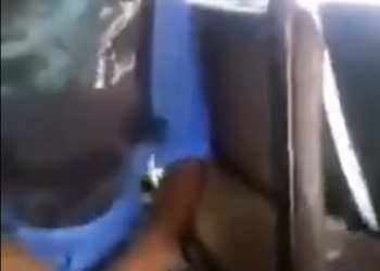 (VIDEO) Captan a supuesto empleado de CSJ realizando actos inmorales en transporte público