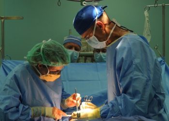 Contrae una bacteria carnívora tras un corte de papel que le casi costó la vida