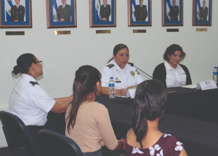 Fundación Howard Buffet entrega becas universitarias a hijos de policías fallecidos en cumplimiento del deber