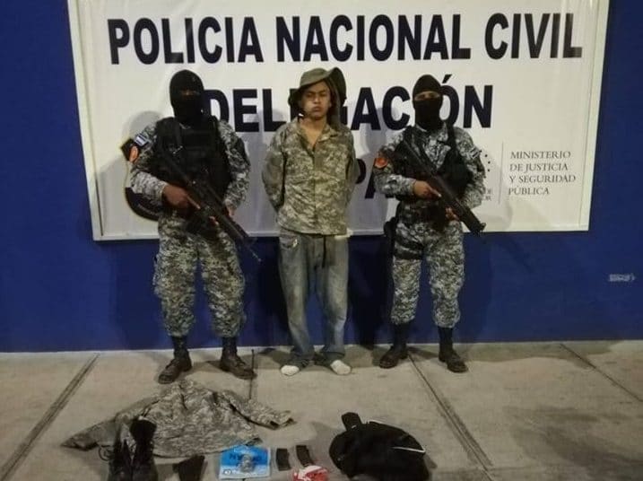 Detienen a marero que vestía prendas militares en La Paz