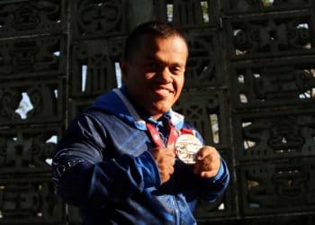 Herbert Aceituno regresa portando orgulloso la medalla de bronce ganada en el mundial de Parapowerlifting