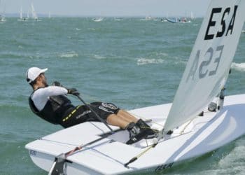 El salvadoreño Enrique Arathoon clasifica a la final del campeonato mundial Láser Estandar de vela