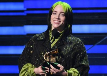 (VIDEO) Billie Eilish le arrebata récord a Adele con ‘No Time To Die’
