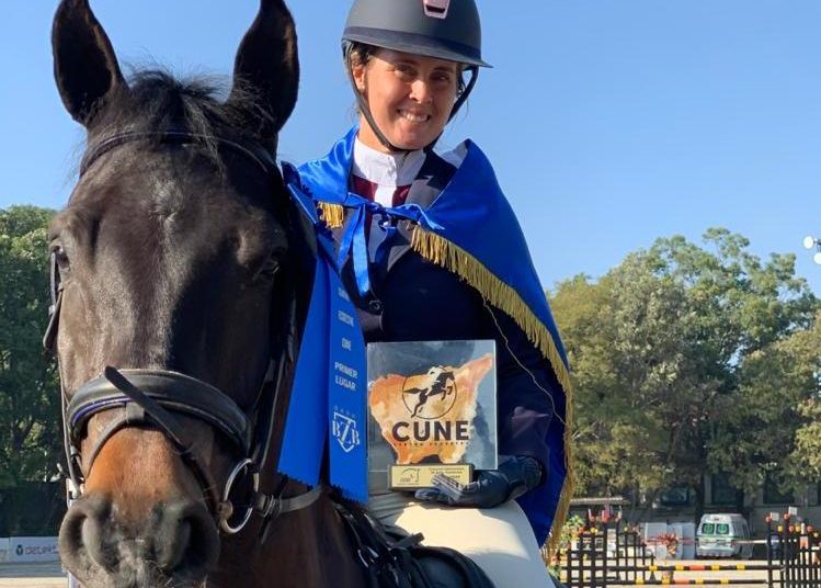 Salvadoreña Carolina Bustamante triunfa en competencia de ecuestres en Guatemala