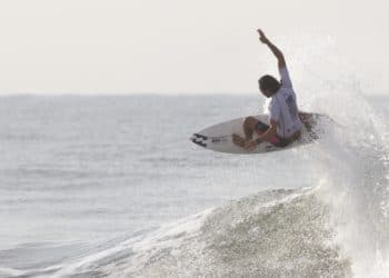 Surfista salvadoreño Bryan Pérez se foguea en Tenerife, España