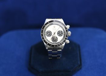 (VIDEO) Hombre se cae de espaldas tras saber el precio de un Rolex que guardó por más de 45 años