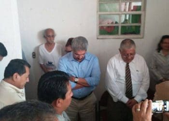 Con fotografías, Norman Quijano busca demostrar que no se reunió con pandilleros
