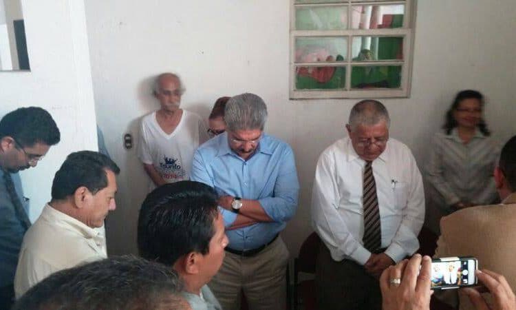 Con fotografías, Norman Quijano busca demostrar que no se reunió con pandilleros