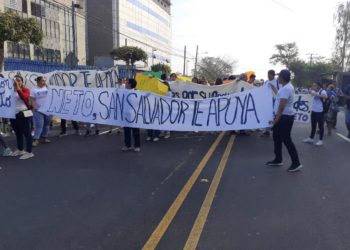 Bloquean bulevar Tutunichapa en apoyo del alcalde Ernesto Muyshondt acusado de pactar con pandillas