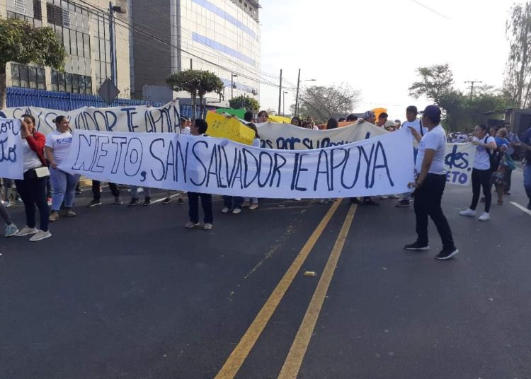 Bloquean bulevar Tutunichapa en apoyo del alcalde Ernesto Muyshondt acusado de pactar con pandillas