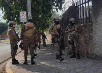 (VIDEO) Militares acordonan perímetro de la Asamblea Legislativa mientras se instala tarima para convocatoria de Bukele