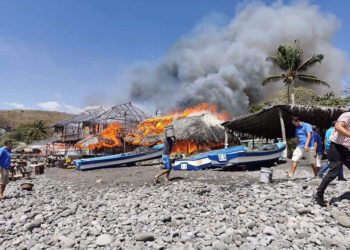 (VIDEO) Bomberos sofocan incendio en ranchos de playa El Palmar