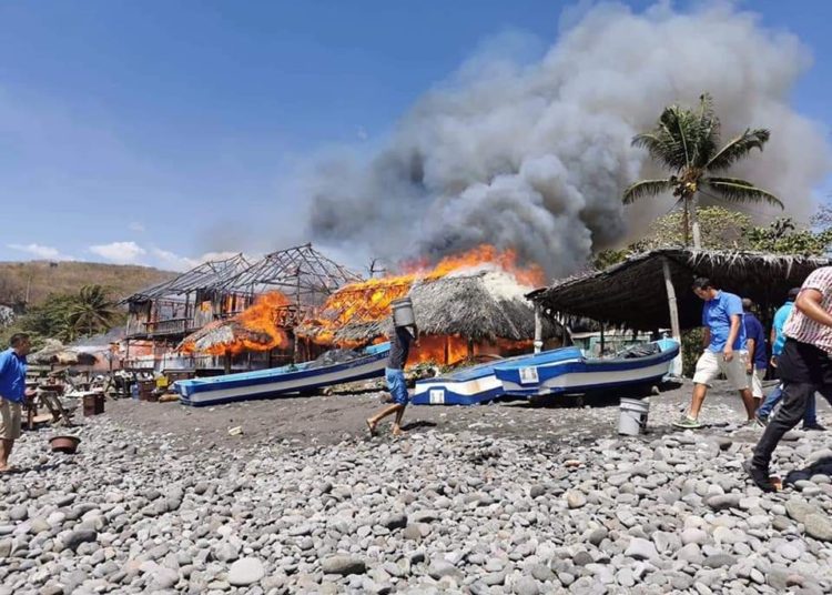 (VIDEO) Bomberos sofocan incendio en ranchos de playa El Palmar