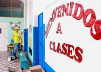 Reos en fase de confianza trabajan en remodelación del centro escolar República de Guatemala