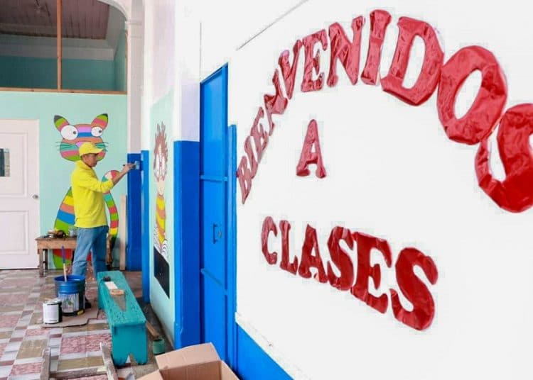 Reos en fase de confianza trabajan en remodelación del centro escolar República de Guatemala
