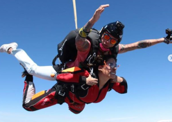 (VIDEO) Galilea Montijo se lanzó en paracaídas para convencer a youtuber participar en “Pequeños Gigantes”