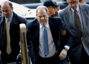 Hospitalizan al productor Harvey Weinstein por dolores en el pecho, tras ser declarado culpable de violación