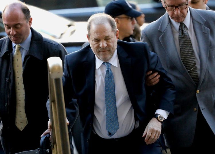 Hospitalizan al productor Harvey Weinstein por dolores en el pecho, tras ser declarado culpable de violación