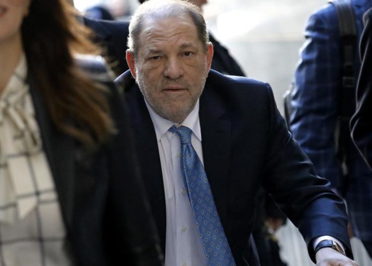 Temen que Harvey Weinstein se pueda suicidar en prisión