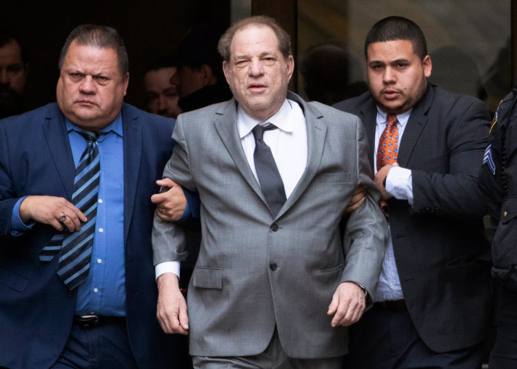 El productor de cine Harvey Weinstein es declarado culpable de abuso sexual y violación