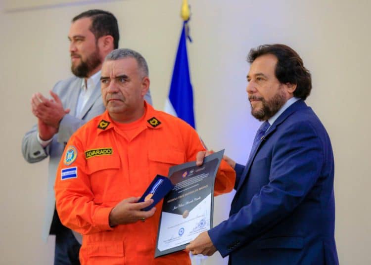 Bomberos celebran 137 años de fundación