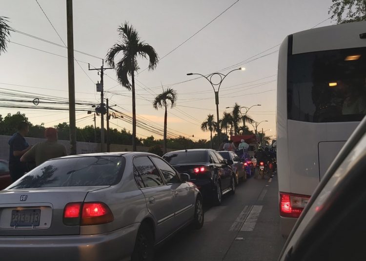 Por falta de agua, pobladores bloquearon un tramo de la carretera Troncal del Norte en Ciudad Delgado