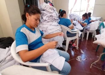 Reos confeccionan 16 mil camisas para escuelas públicas