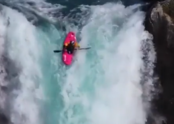 (VIDEO) Un kayakista desafía la muerte al descender por una gran cascada en Chile