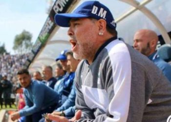 (VIDEO) Maradona recibe una ‘misteriosa sustancia’ en pleno partido