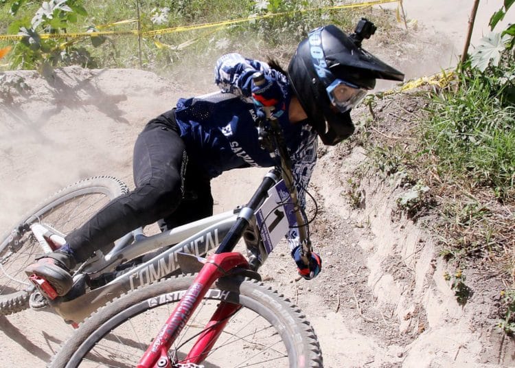 Mariana Salazar se gana el derecho de portar el nombre de El Salvador en su uniforme
