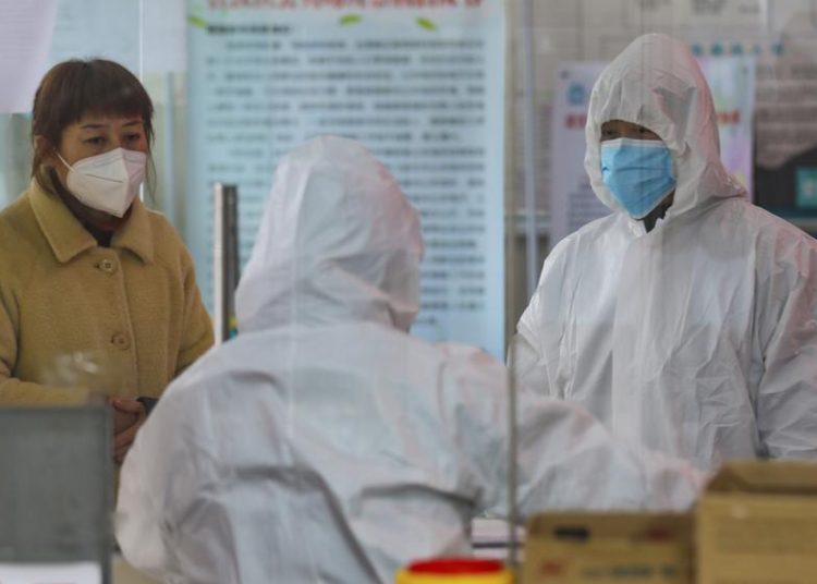 OMS advierte que los casos conocidos del coronavirus fuera de China podrían ser «la punta del iceberg»